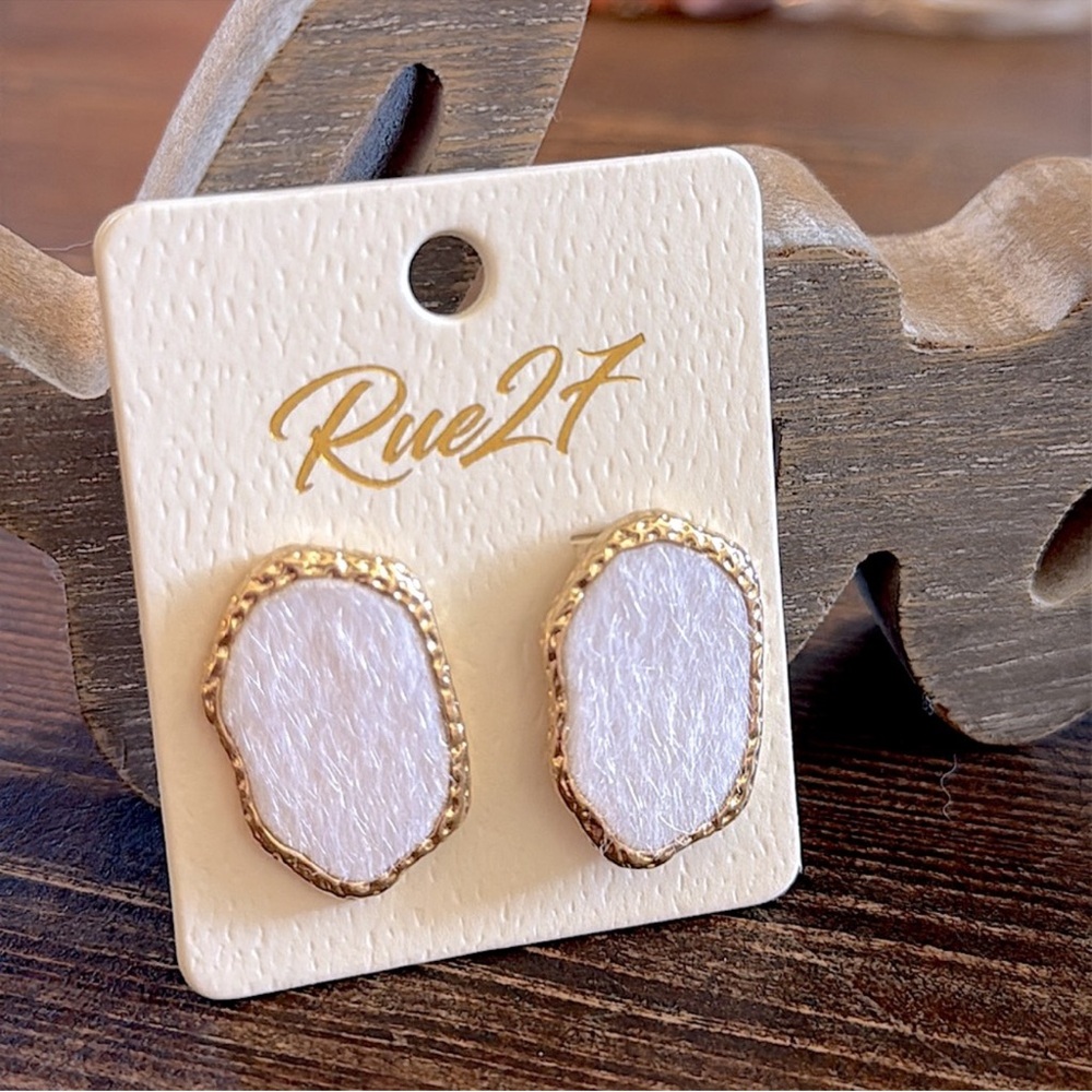 🆕🌿RUE27: WHITE Animal Print Leatherette Post Stud Earrings